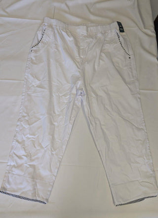 Unbranded White Womans Short Trousers Size 24 / EUR 52